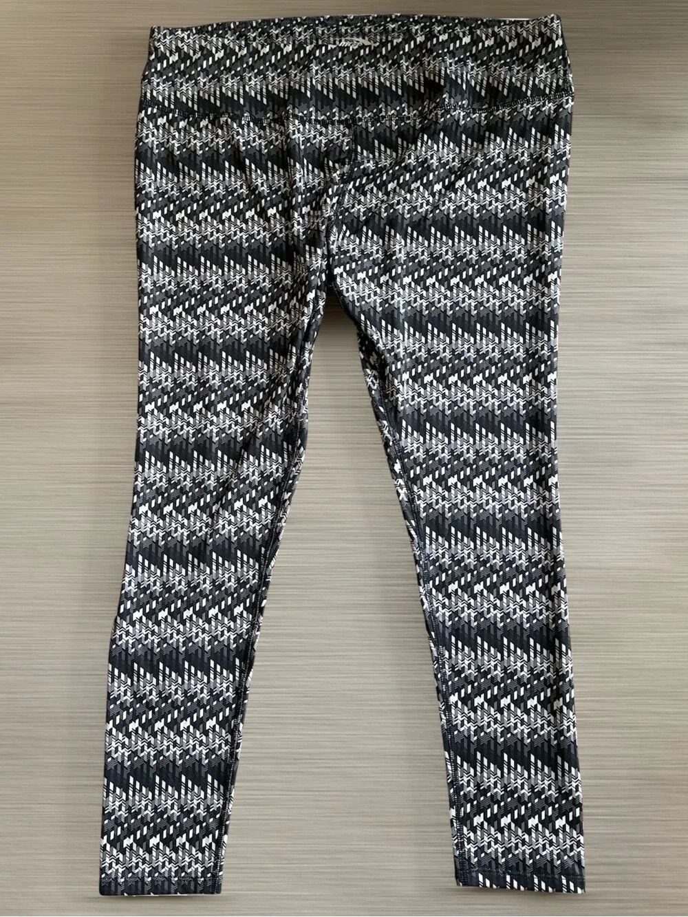 MTA Sport Black & White Geometric Leggings!